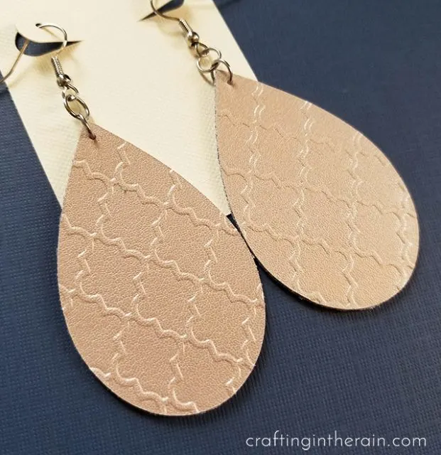 Make leather earrings with Cricut