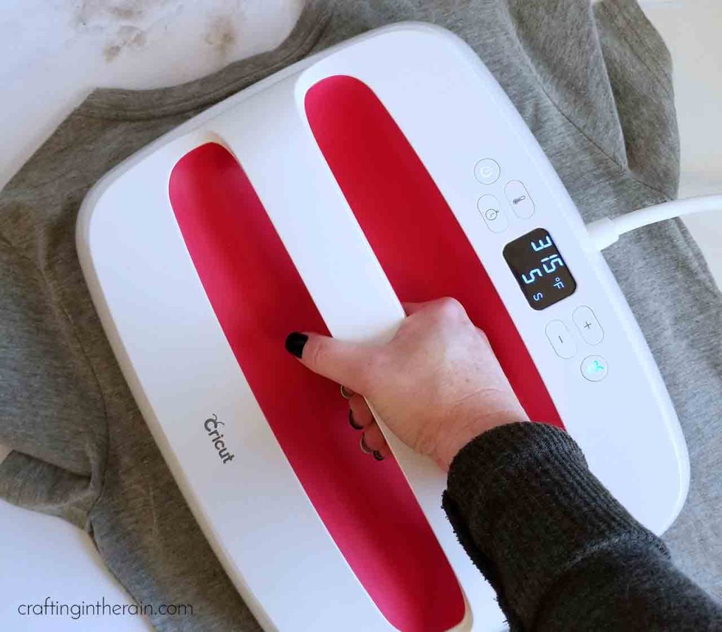 Cricut EasyPress 2 to make a t shirt