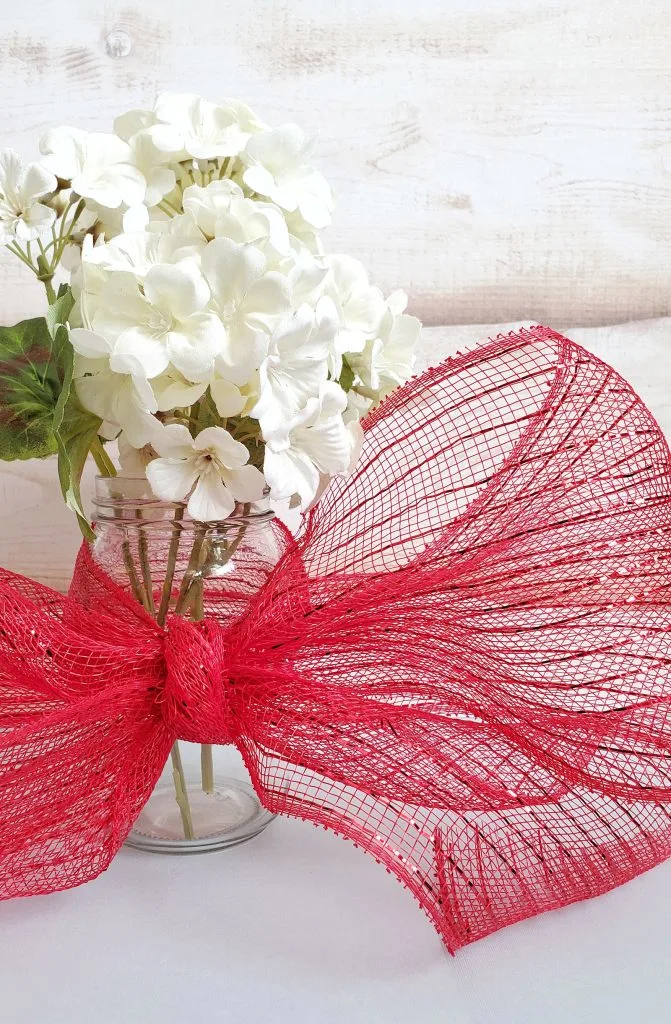 Tie bow with deco mesh