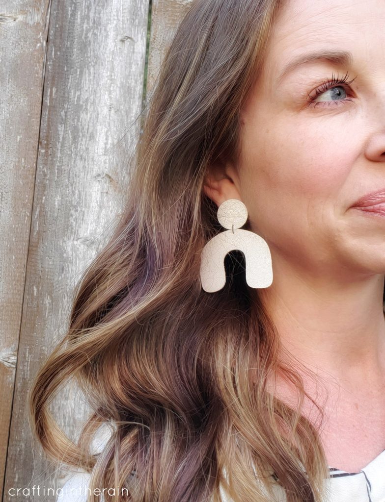 Arch leather earrings