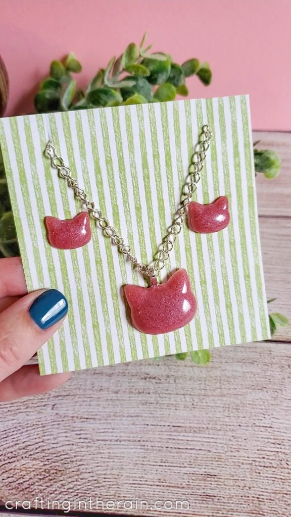 Make jewelry with resin